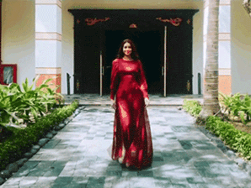 Màn catwalk “mãng xà” của Phạm Hương bị chê nhiều hơn khen có lẽ do hình thể của chân dài gốc Hải Phòng lúc đó quá mỏng.
