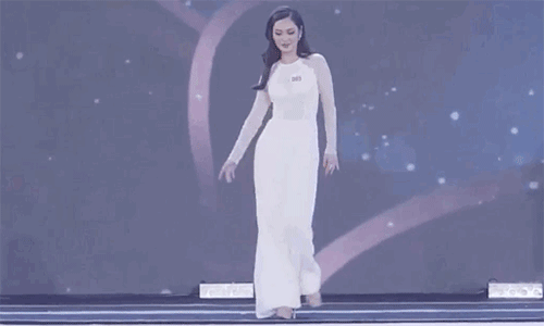 Mới đây, Nông Thúy Hằng gây chú ý vì màn catwalk khá lạ. Cụ thể, ở phần thi áo dài trong bán kết Hoa hậu Việt Nam 2020, cô uốn lượn cả thân và tay. Màn catwalk bị nhiều người ví như "bạch tuộc". Ảnh: Zing