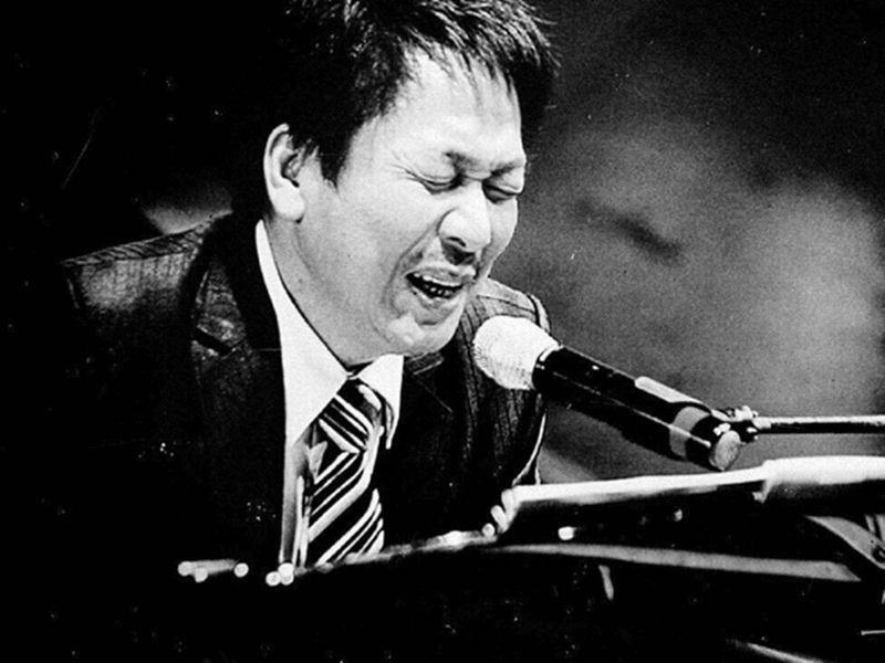 “Em ơi Hà Nội phố” làm nên tên tuổi Phú Quang. Ngoài ca khúc này, ông còn có nhiều ca khúc về Hà Nội như: “Hà Nội ngày trở về”, “Mơ về nơi xa lắm”, “Im lặng đêm Hà Nội” (thơ Phan Thị Ngọc Liên), “Tôi muốn mang Hồ Gươm đi”, “Hà Nội và em khi thu chớm đông sang”, “Lãng đãng chiều đông Hà Nội”, "Điều giản dị"... Nhiều khán giả phong Phú Quang là nhạc sĩ của Hà Nội. Ảnh: Hà Nội Mới