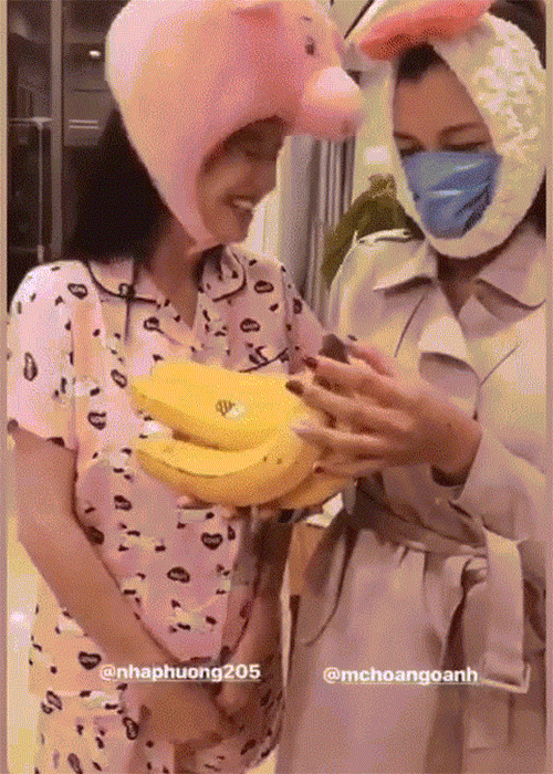 Mới đây, MC Hoàng Oanh chia sẻ hình ảnh, clip Nhã Phương tổ chức tiệc độc thân. Điểm khiến cư dân mạng chú ý là vòng 2 của Nhã Phương nhô rõ dù cô đang mặc trang phục suông. Ảnh: Danviet