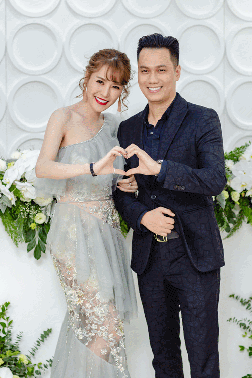 Năm 2018, sau bức ảnh bên Việt Anh được Quế Vân đăng tải, trên mạng xã hội xuất hiện clip Việt Anh lau nước mắt cho Quế Vân. Tiếp đó bà xã lúc đó của Việt Anh viết status được cho là dằn mặt Quế Vân. Thực tế, Quế Vân và Việt Anh có dự án hợp tác chung. Ảnh: Vietnamnet.