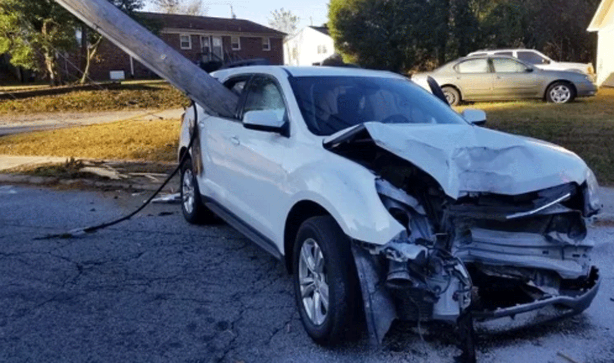 Cot dien xuyen thung o to, ca gia dinh thoat chet-Hinh-2