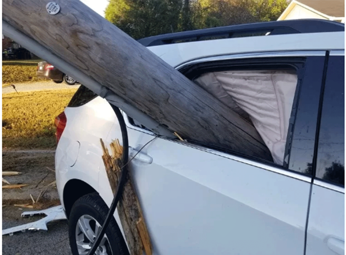 Cot dien xuyen thung o to, ca gia dinh thoat chet-Hinh-3