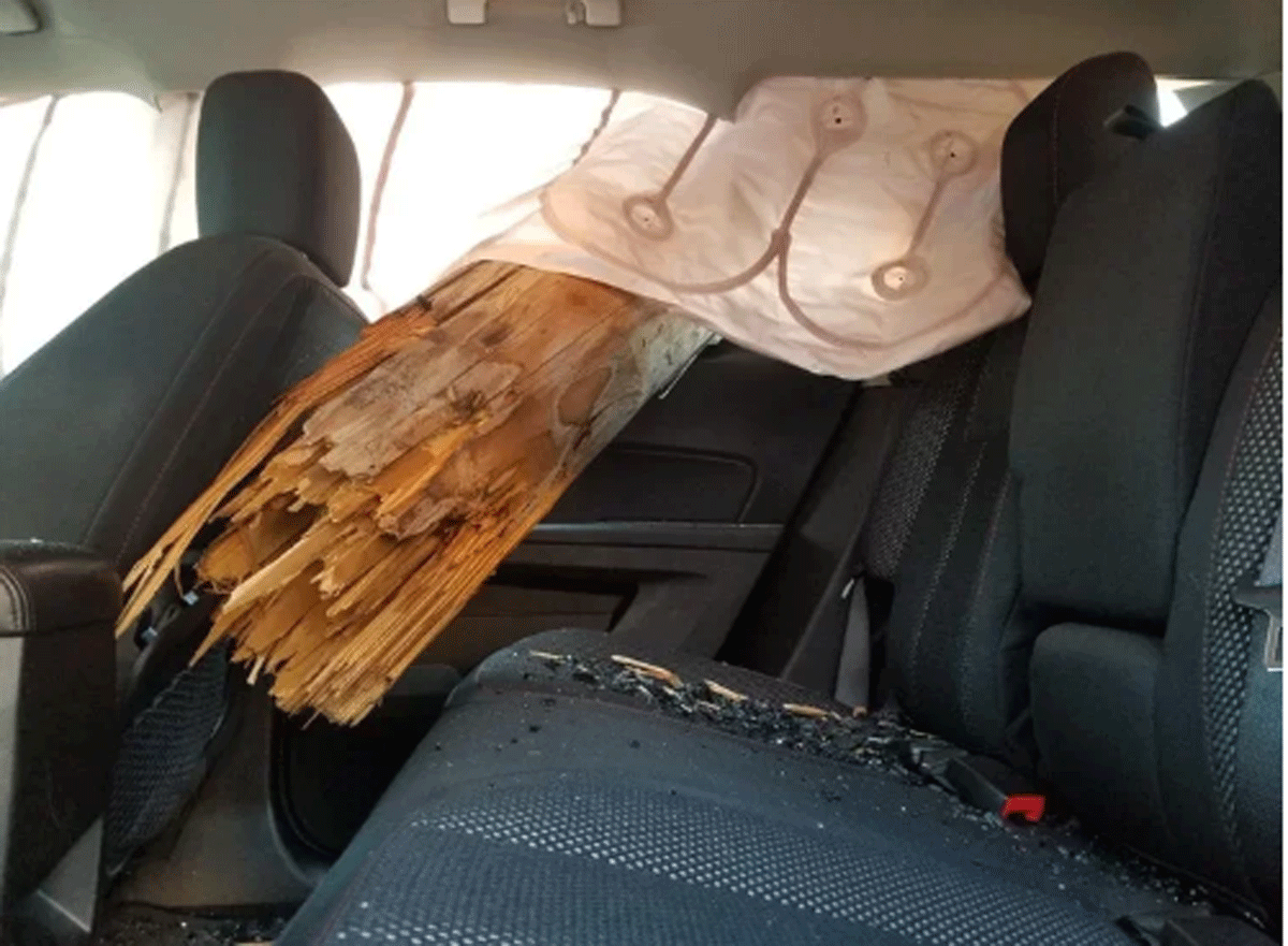 Cot dien xuyen thung o to, ca gia dinh thoat chet-Hinh-4