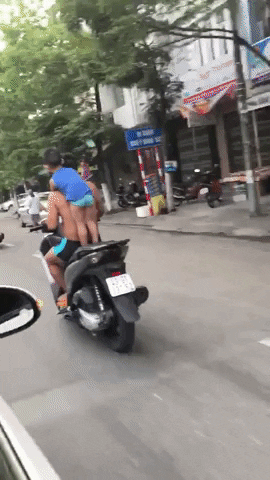 Hoang so bo mang con trai ra dien canh nguy hiem giua pho