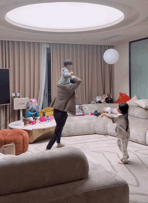 Trên trang cá nhân, Cường Đô la vừa chia sẻ clip cõng các con. "Nạp năng lượng sau một ngày làm việc dài", nam doanh nhân phố núi bày tỏ. Ảnh: Saostar.