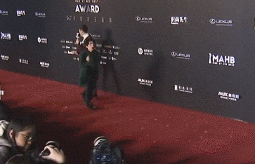 Nam ca sĩ Lâm Hựu Gia khiến khản giả không thể nhịn được cười với khoảnh khắc khúm núm, chân bước vội để mau chóng rời khỏi thảm đỏ vì trời quá lạnh.