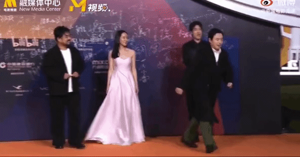 Tại lễ trao giải Kim Kê lần thứ 33, khoảnh khắc "bỏ chạy" khỏi thảm đỏ của Thẩm Đằng gây sốt trên mạng xã hội. Theo QQ, nam diễn viên ban đầu xuất hiện lịch lãm với trang phục vest cùng ê-kíp bộ phim Cái ôm ấm áp. Tuy nhiên, khi đang tạo dáng chụp ảnh cùng đồng nghiệp, tài tử bất ngờ bỏ chạy trong sự ngỡ ngàng của nhiều người.