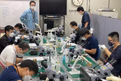 Kỹ sư Việt Nam tham gia vào quá trình hàn mạch. Ảnh: NVCC.