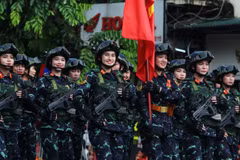 Các khối diễu binh, diễu hành đi trong tiếng reo hò của nhân dân