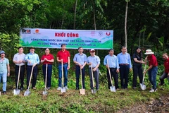 Chủ tịch VUSTA Phan Xuân Dũng dự lễ khởi công công trình nước tại bản Un