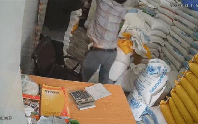 "Núi" bao tải gạo đổ đè lên nhân viên, ông chủ phản ứng nhanh nhạy ảnh 1