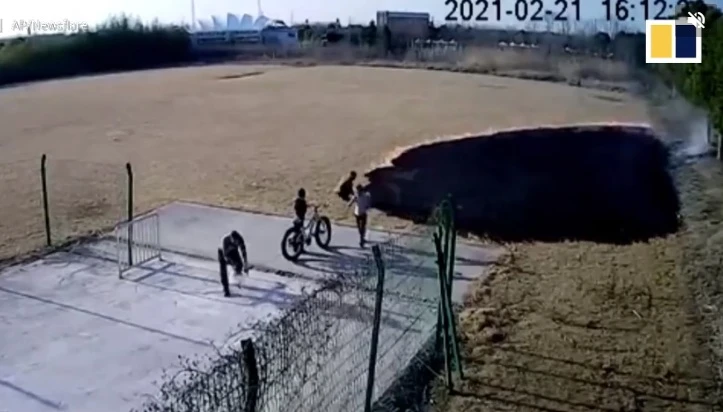 Video: Thử nghiệm kính lúp, hai cha con làm cháy bãi cỏ 2.000 m2