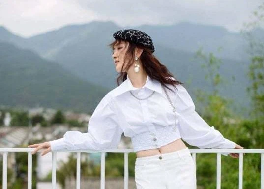 Sao Hoa ngữ 49 tuổi trẻ bất ngờ như mới ngoài 20