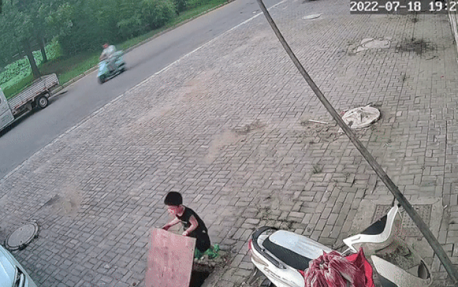 Bé trai trượt chân rơi xuống ống cống và màn giải cứu gay cấn Be trai truot chan roi xuong ong cong va man giai cuu gay can