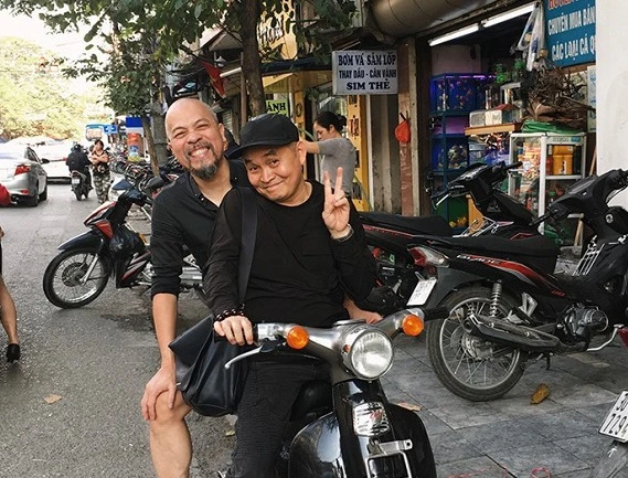 Nghệ sĩ Xuân Hinh chở NTK Đức Hùng bằng xe máy đi sắm Tết