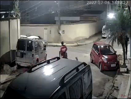 Bị chó đuổi, chẳng ai ngờ được màn phản đòn của chàng shipper Bi cho duoi, chang ai ngo duoc man phan don cua chang shipper