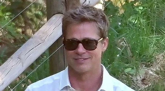 Brad Pitt gây sốt với ngoại hình như trẻ lại 20 tuổi