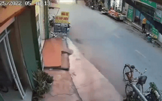Say rượu ngã, người đàn ông để xe tự trôi đâm vào cụ bà Say ruou nga, nguoi dan ong de xe tu troi dam vao cu ba