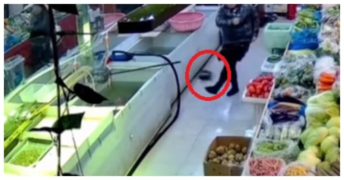 Video: Khi bạn mê bóng đá nhưng lại bắt làm nhân viên siêu thị