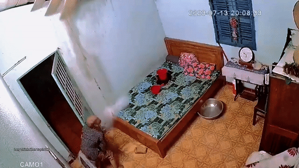 Xót xa cảnh cụ bà loay hoay trong căn phòng mưa dột Xot xa canh cu ba loay hoay trong can phong mua dot