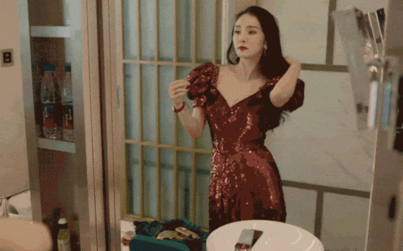 Năm 2022, Dương Mịch bị Sina gọi tên là "nữ vương dầu mỡ" sau biểu hiện kém cỏi trong phim Định luật 80/20 của tình yêu. Trong phim, cô thể hiện vai luật sư tài năng nhưng cách diễn nhí nhảnh, tỏ ra dễ thương không phù hợp với bối cảnh nhân vật. Dương Mịch bị chê bai nhiều tới mức cô phải thừa nhận diễn xuất kém. Đồng thời, khi đóng phim mới Cáp Nhĩ Tân 1944, Dương Mịch mời giáo viên dạy diễn xuất kèm cặp trên phim trường.