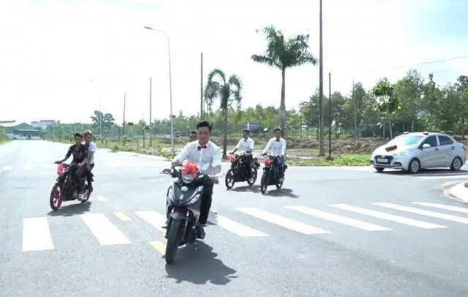 Video: Cú "hạ cánh" đầy đau đớn của thanh niên bốc đầu xe máy