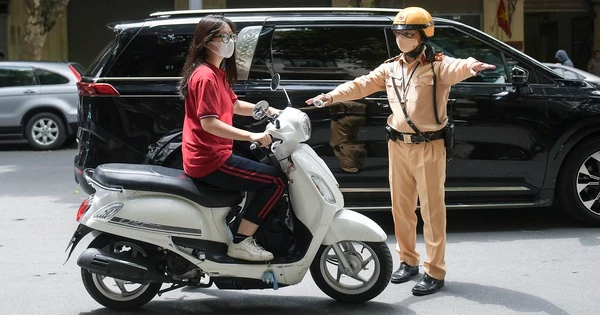 CSGT Hà Nội xử phạt học sinh vi phạm không đội mũ bảo hiểm