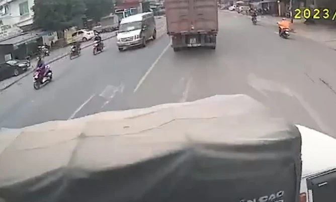 Video: Vượt ẩu, ôtô bị đâm ngã ngửa