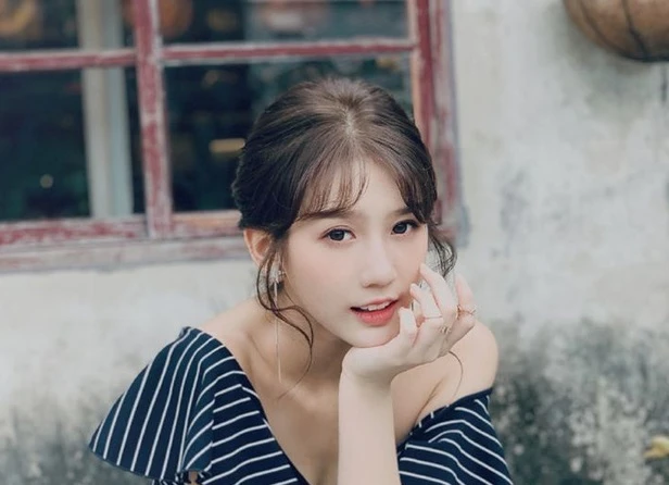 Ca sĩ Malaysia mặc áo dài “tỏ tình” trai Việt gây sốt vì nhan sắc đời thực