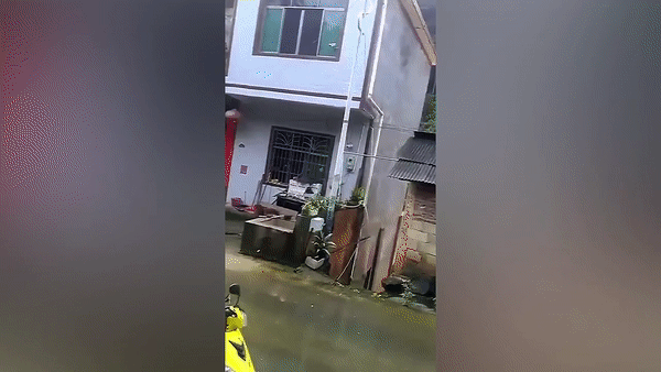 Nha 3 tang bat ngo nut toac roi do sap tan tanh theo dong nuoc