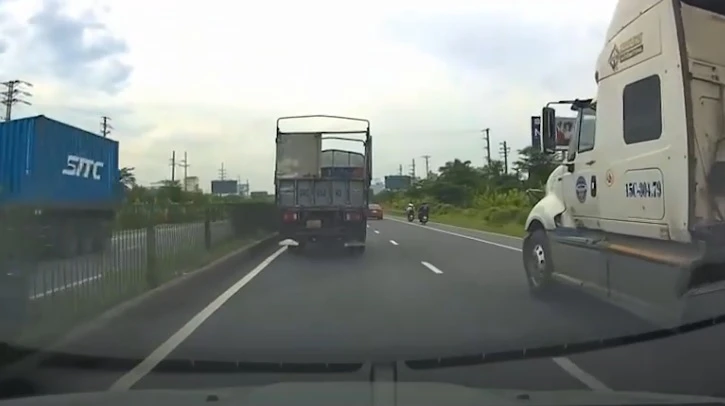 Video: Va chạm với xe tải, ô tô con lao lên dải phân cách