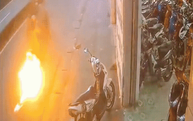 Xe máy bất ngờ bùng cháy khiến cô gái 'bỏ của chạy lấy người' Xe may bat ngo bung chay khien co gai 'bo cua chay lay nguoi'