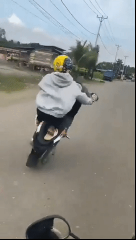 Thể hiện trình độ “tay lái lụa”, thanh niên nhận kết ê chề The hien trinh do “tay lai lua”, thanh nien nhan ket e che