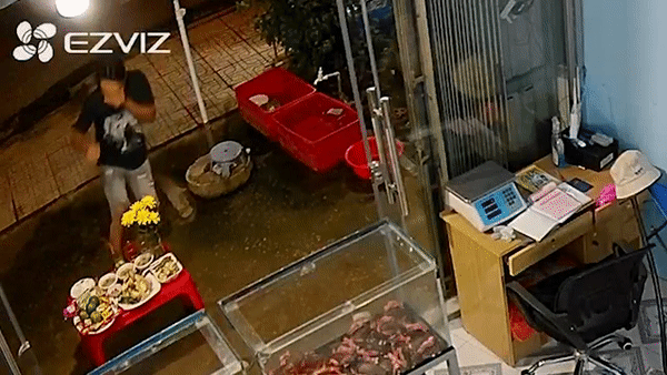 Tháng 7 "cô hồn", con gà luộc vừa đặt lên bàn cúng đã "bay màu" Thang 7