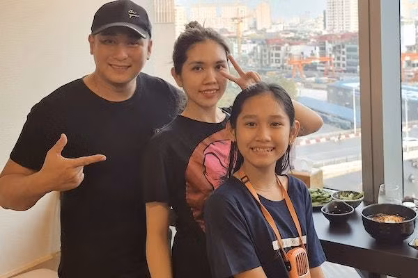 Diễn viên Minh Tiệp hạnh phúc bên vợ kém 13 tuổi và con gái