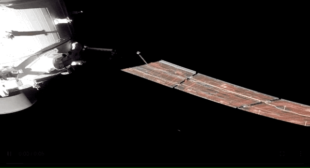 Một video ấn tượng khác khi Trái Đất dần lộ diện phía sau Mặt Trăng, được quay vào ngày thứ 6 của sứ mệnh. Sau khi vào quỹ đạo, Orion tiếp tục di chuyển trong khoảng một tuần, trước khi trở lại Trái Đất bằng cách đáp xuống Thái Bình Dương vào ngày 11/12. NASA sẽ tiếp tục chia sẻ hình ảnh được gửi từ camera của tàu vũ trụ.