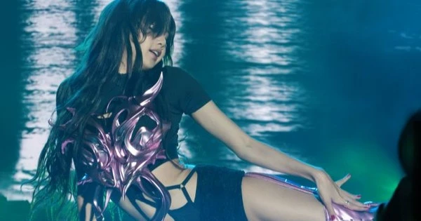 Khán giả lại sốc trước trang phục biểu diễn táo bạo của Lisa (BlackPink)