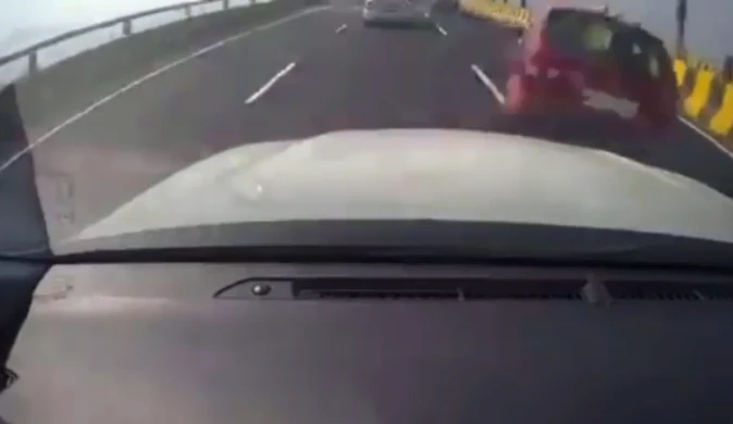 Ô tô mất lái đâm vào lan can rồi lộn 2 vòng trên cao tốc