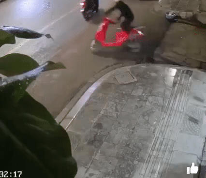 Dở khóc dở cười trước pha trộm xe máy siêu cồng kềnh - Hình 2 Do khoc do cuoi truoc pha trom xe may sieu cong kenh-Hinh-2