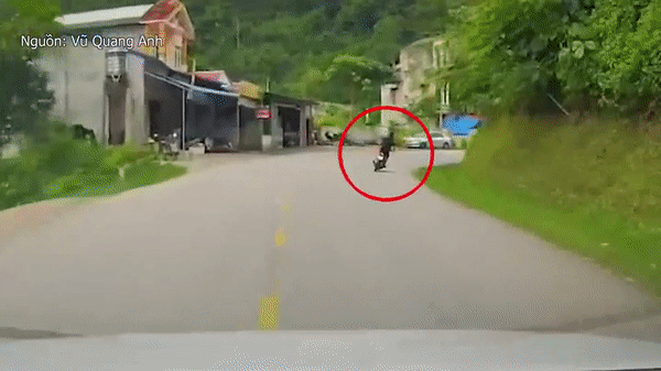 Nam thanh niên chạy xe máy ôm cua tốc độ cao và cái kết 'đứng tim' Nam thanh nien chay xe may om cua toc do cao va cai ket 'dung tim'