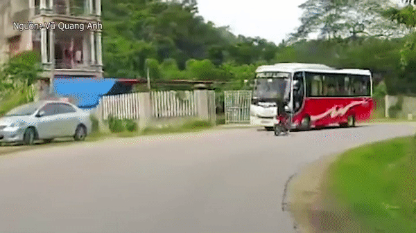 Nam thanh niên chạy xe máy ôm cua tốc độ cao và cái kết 'đứng tim' - Hình 2 Nam thanh nien chay xe may om cua toc do cao va cai ket 'dung tim'-Hinh-2