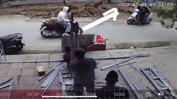 Thoát nạn, hai người đi xe máy hành động gây chú ý Thoat nan, hai nguoi di xe may hanh dong gay chu y