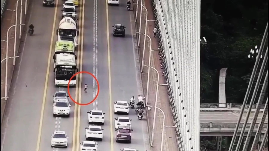 Video: Kinh hãi bé trai chạy xe đồ chơi trên cầu đông đúc phương tiện
