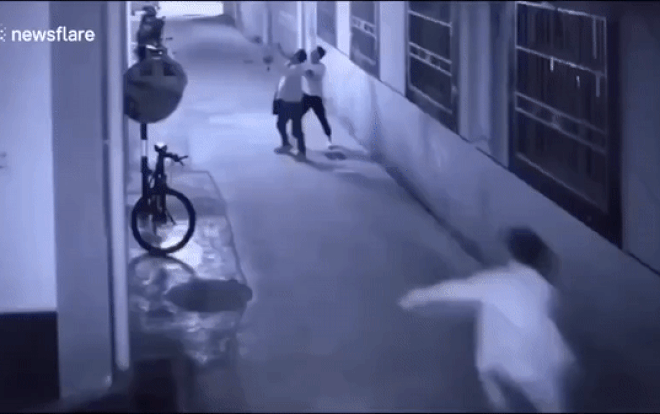 Giận bạn trai, cô gái nhảy lầu tự tử và pha giải cứu bất ngờ Gian ban trai, co gai nhay lau tu tu va pha giai cuu bat ngo