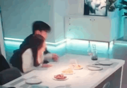 Bộ phim Các quý ông khu Đông Bát nhận hàng chục nghìn lượt đánh giá 1 sao vì có nhiều cảnh quay phản cảm, lời thoại động chạm đến nữ giới. Trong đó, nam diễn viên chính Trương Hàn nhận chỉ trích nhiều nhất vì đã có hành vi thiếu lịch thiệp chạm vào vòng một của Vương Hiểu Thần.