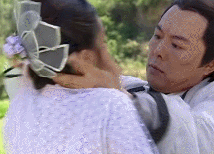 Trong Ỷ thiên đồ long ký, "Hoàng A mã" Trương Thiết Lâm từng có cảnh hôn kéo dài 40 giây với nữ diễn viên Đào Hồng. Nụ hôn này từng bị khán giả chỉ trích suốt một thời gian vì quá thô bạo, không khác gì quấy rối bạn diễn. Cư dân mạng Trung Quốc để lại nhiều lời chê bai Trương Thiết Lâm trên Sina: "Mỗi lần nhìn thấy cảnh đó tôi lại thấy thương thay cho Đào Hồng", "Trương Thiết Lâm không cảm thấy mình diễn tệ cảnh hôn đó đâu, ông ta còn sợ mình chơi đùa chưa đủ".