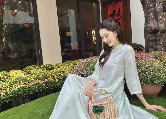 Đặng Thu Thảo diện áo dài thả dáng ở biệt thự triệu đô