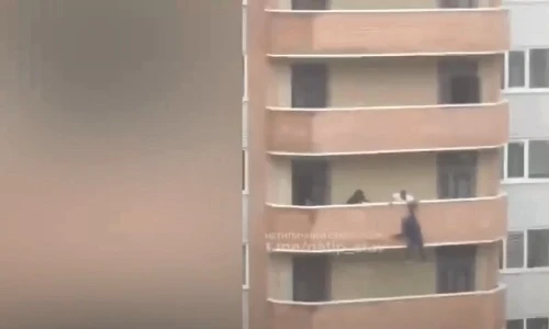 Video: Cãi nhau với bạn gái, người đàn ông nhảy xuống từ tầng 11