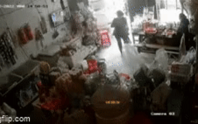 Tài xế lùi ủi thẳng vào tiệm tạp hóa, nuốt gọn 2 mẹ con Tai xe lui ui thang vao tiem tap hoa, nuot gon 2 me con